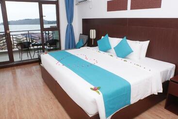 Sealong Bay Zhongqi Conifer Hotel 海龙湾中启康年酒店