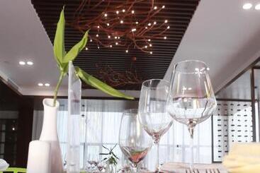 Sealong Bay Zhongqi Conifer Hotel 海龙湾中启康年酒店