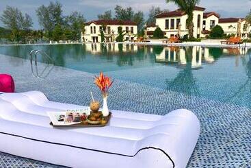 Sealong Bay Zhongqi Conifer Hotel 海龙湾中启康年酒店