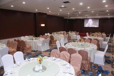 Sealong Bay Zhongqi Conifer Hotel 海龙湾中启康年酒店