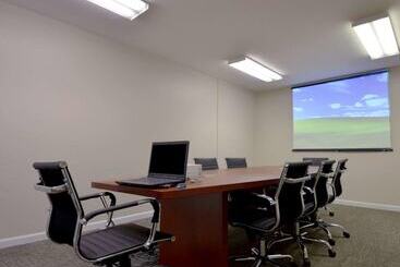 هتل Suburban Studios Melbourne Airport