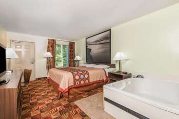 هتل Super 8 By Wyndham Fayetteville