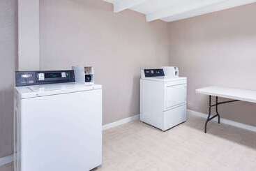 هتل Super 8 By Wyndham Melbourne