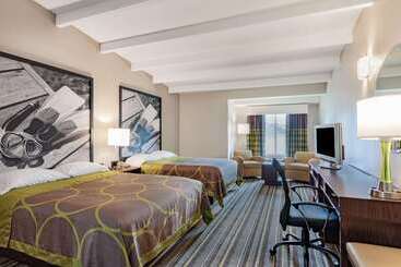 هتل Super 8 By Wyndham Melbourne