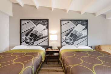 هتل Super 8 By Wyndham Melbourne
