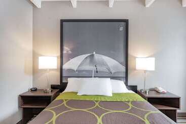 هتل Super 8 By Wyndham Melbourne