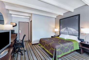هتل Super 8 By Wyndham Melbourne