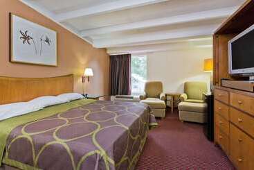 هتل Super 8 By Wyndham Melbourne