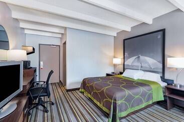 هتل Super 8 By Wyndham Melbourne