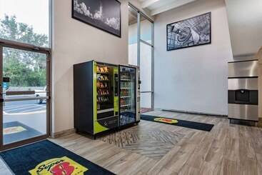 هتل Super 8 By Wyndham Melbourne