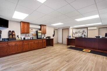 هتل Super 8 By Wyndham Melbourne