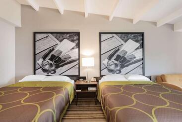 هتل Super 8 By Wyndham Melbourne