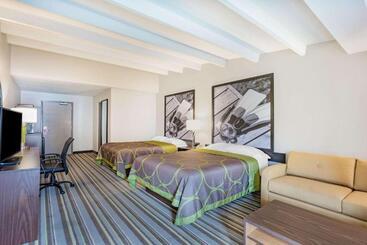 هتل Super 8 By Wyndham Melbourne