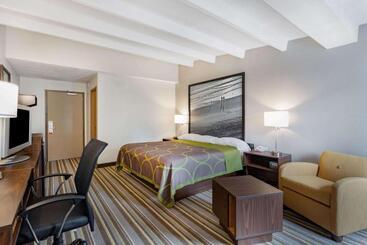 هتل Super 8 By Wyndham Melbourne