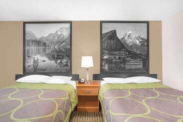 هتل Super 8 By Wyndham Riverton
