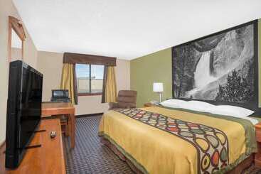 هتل Super 8 By Wyndham Riverton