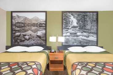 هتل Super 8 By Wyndham Riverton