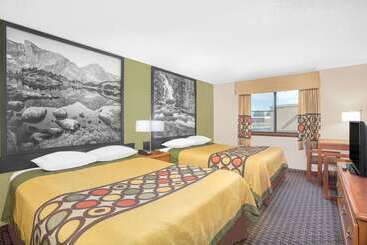 هتل Super 8 By Wyndham Riverton