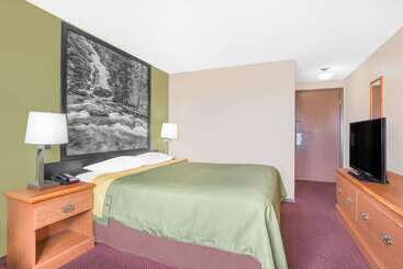 هتل Super 8 By Wyndham Riverton