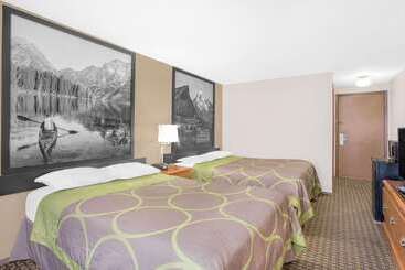 هتل Super 8 By Wyndham Riverton