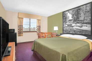 هتل Super 8 By Wyndham Riverton