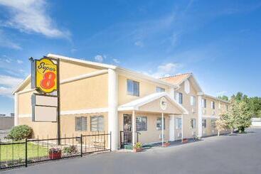 هتل Super 8 By Wyndham Riverton