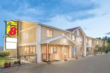 هتل Super 8 By Wyndham Riverton