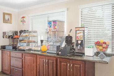 هتل Super 8 By Wyndham Riverton