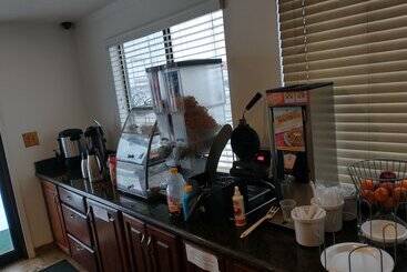 هتل Super 8 By Wyndham Riverton