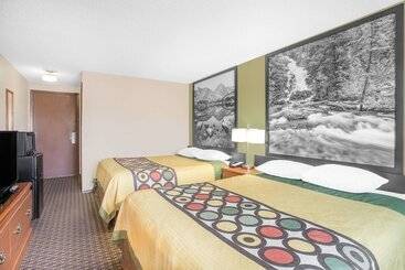هتل Super 8 By Wyndham Riverton
