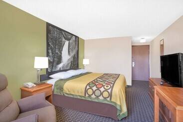 هتل Super 8 By Wyndham Riverton