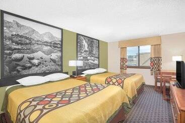 هتل Super 8 By Wyndham Riverton