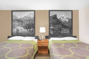 هتل Super 8 By Wyndham Riverton