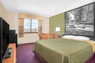 هتل Super 8 By Wyndham Riverton