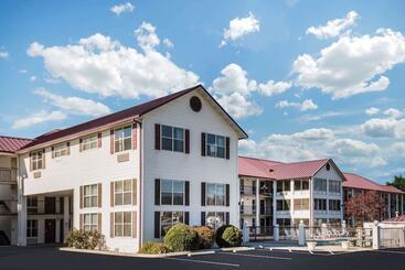 هتل Super 8 By Wyndham Sevierville Riverside