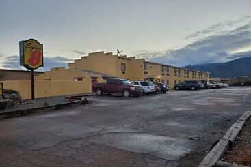 هتل Super 8 By Wyndham Taos