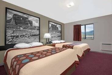 هتل Super 8 By Wyndham Taos