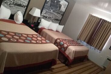 هتل Super 8 By Wyndham Taos