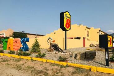 هتل Super 8 By Wyndham Taos