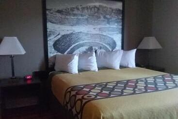 هتل Super 8 By Wyndham Taos