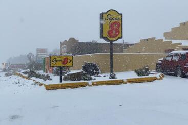 هتل Super 8 By Wyndham Taos