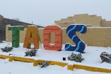 هتل Super 8 By Wyndham Taos