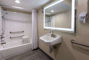 هتل Super 8 By Wyndham Williamsburg/historic Area