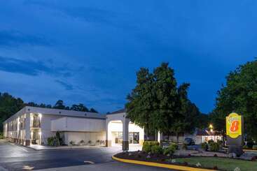 هتل Super 8 By Wyndham Williamsburg/historic Area