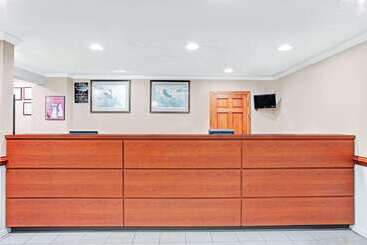 هتل Super 8 By Wyndham Williamsburg/historic Area