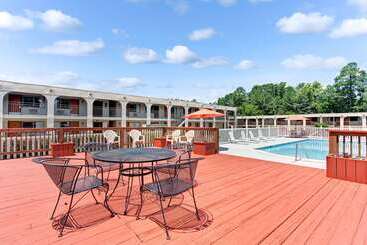 هتل Super 8 By Wyndham Williamsburg/historic Area