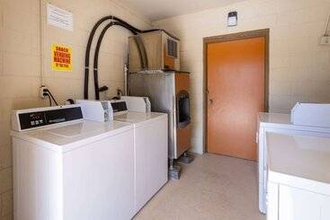 هتل Super 8 By Wyndham Williamsburg/historic Area