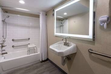 هتل Super 8 By Wyndham Williamsburg/historic Area