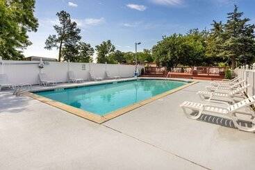 هتل Super 8 By Wyndham Williamsburg/historic Area