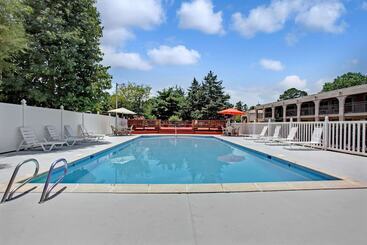 هتل Super 8 By Wyndham Williamsburg/historic Area